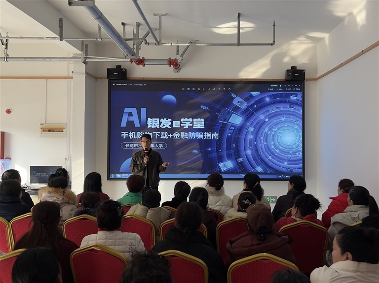 在长葛市社区老年大学总校举行的“AI银发e学堂”上，志愿教师为老人讲解手机购物的注意事项。记者 赵大明 摄