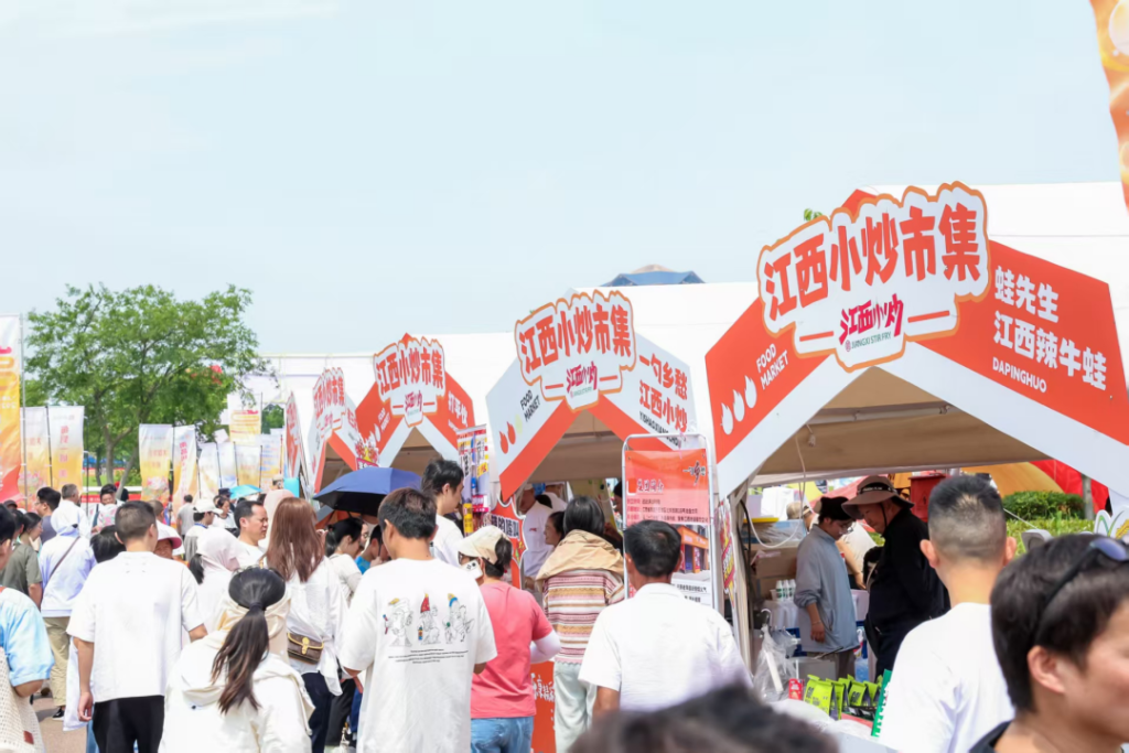 2025中国南昌国际龙舟赛期间,江西创新推出“乐享精彩赛事 寻味中华美食暨江西小炒市集”活动。
