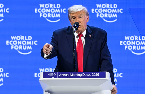 特朗普指责加拿大总理不懂感恩，嘲讽马克龙三分钟就向他投降