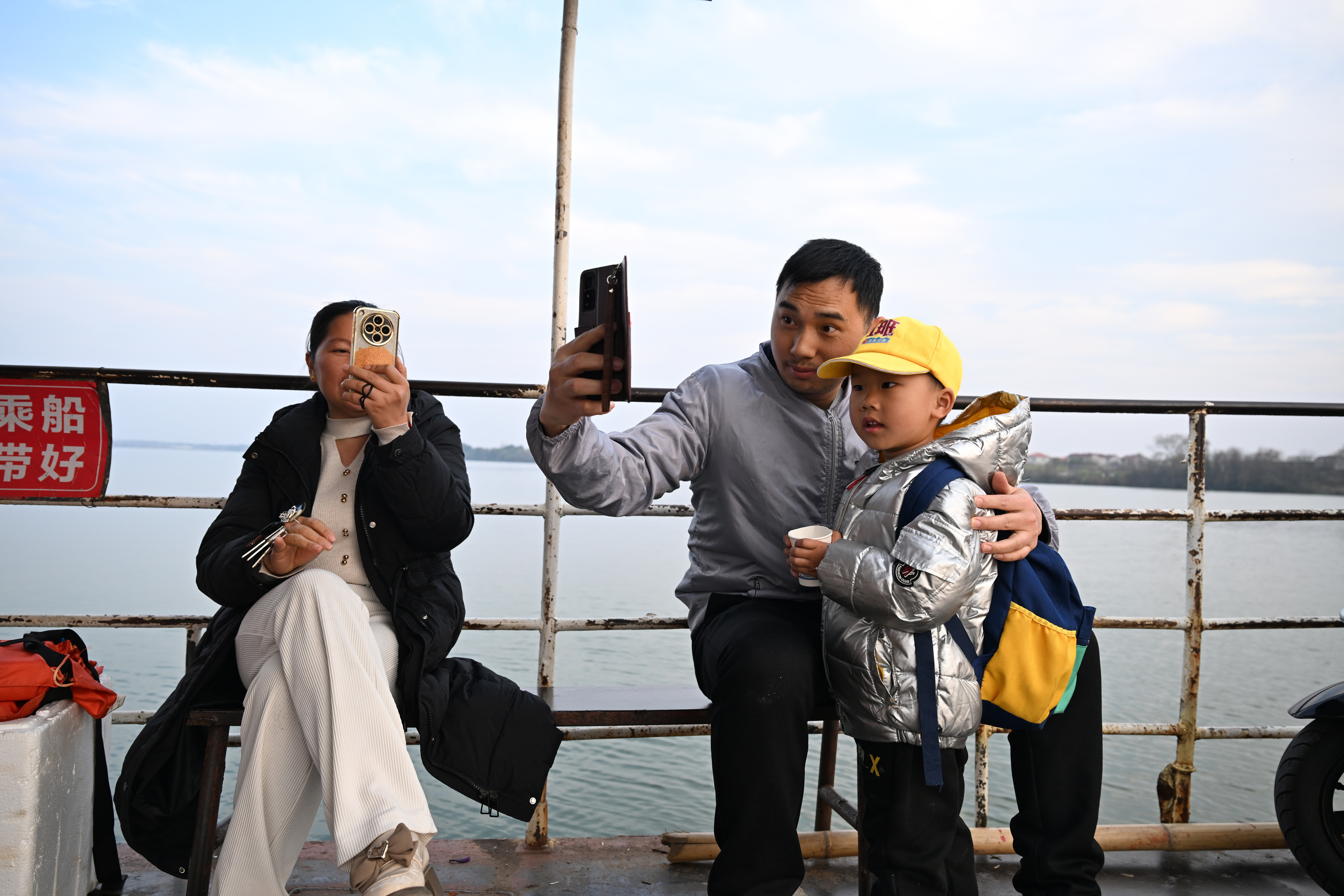 ▲2025年12月30日,永昌渡口渡运的最后一天,不少乘客赶过来拍照留念。