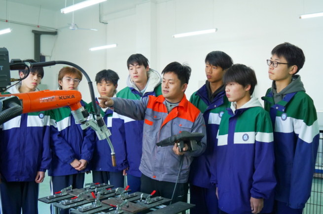 瑞昌中等专业学校老师为学生讲解工业机器人结构