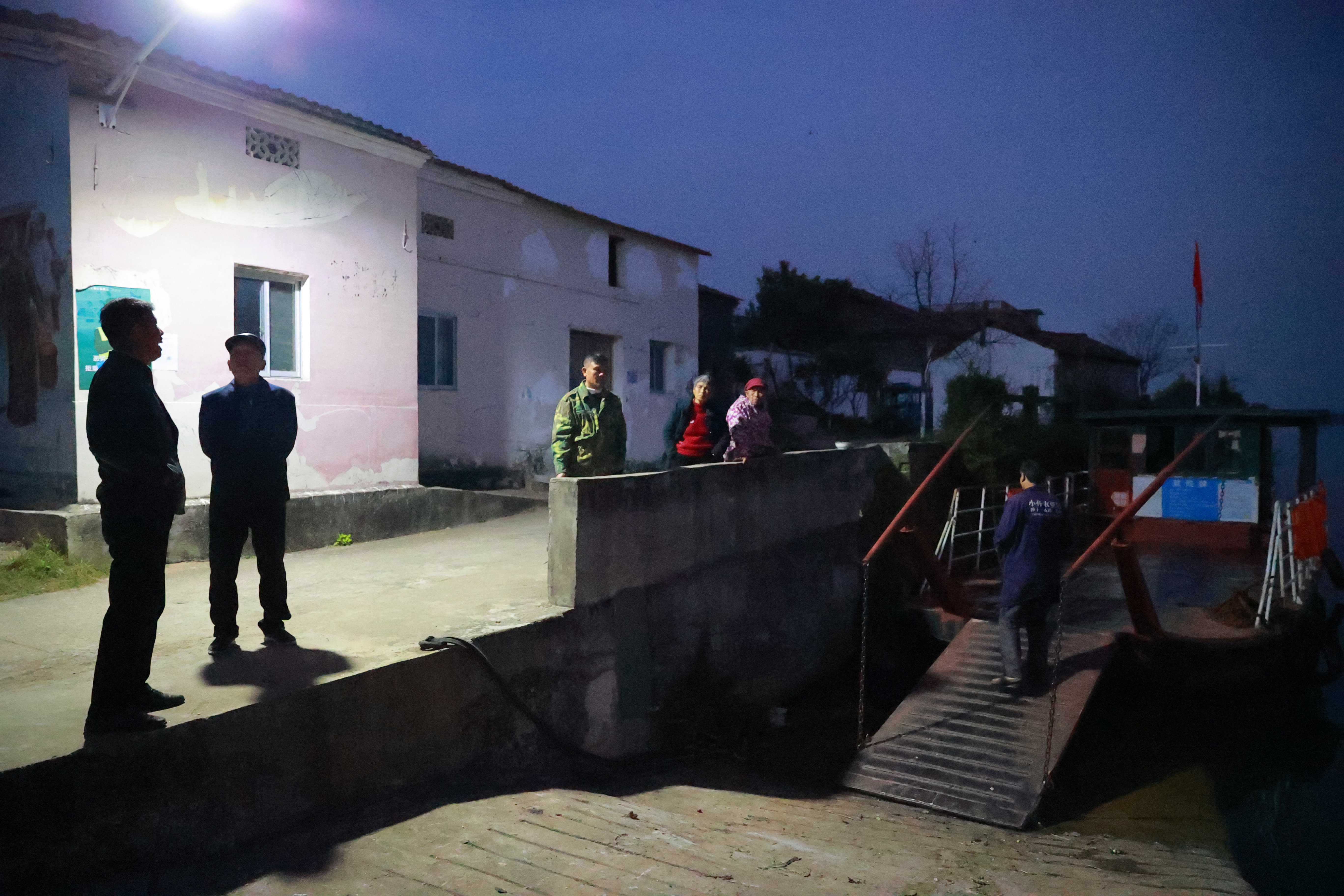 ▲2025年12月30日,泰和沿溪渡口,最后一班渡船结束渡运,这艘船将送去拆解。很多村民赶到渡口,再看一眼这个“老伙计”。