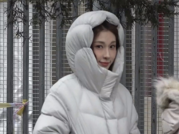 张小婉现身2026央视春晚首次联排，穿白色羽绒服好美。