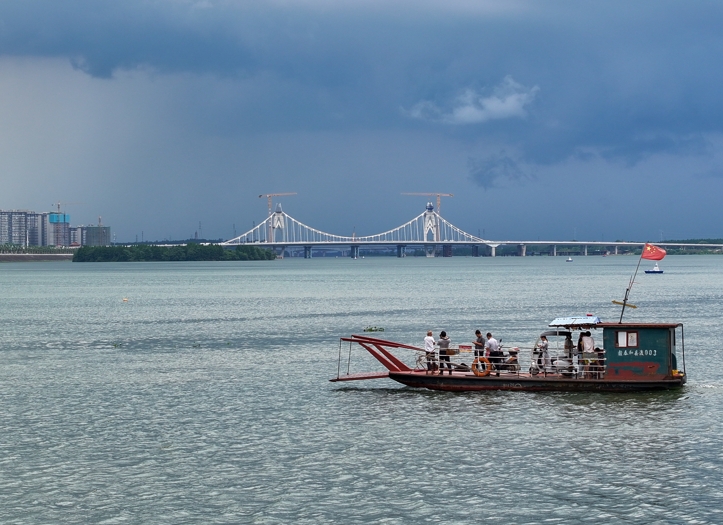 ▲2025年7月30日,永昌渡口的渡船横渡赣江。远处的澄江大桥已经雄姿初现。