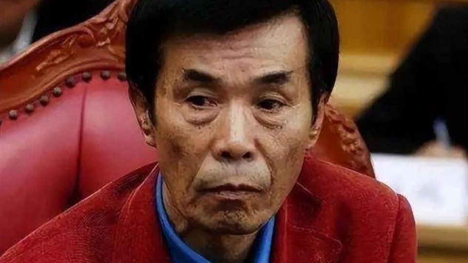 77岁何庆魁隔空喊话赵本山，却被扒了个底朝天，网友：吃相难看