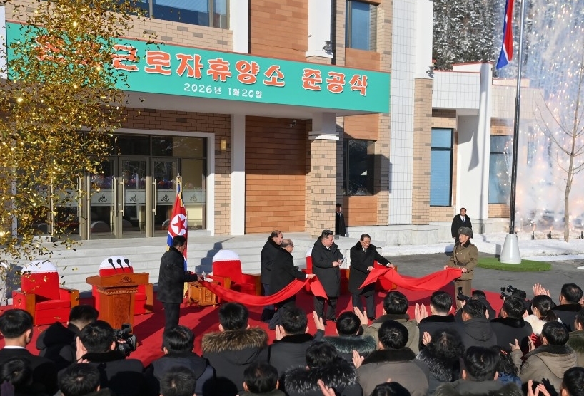 金正恩出席劳动者休养所竣工典礼,坐温泉边与民众交谈