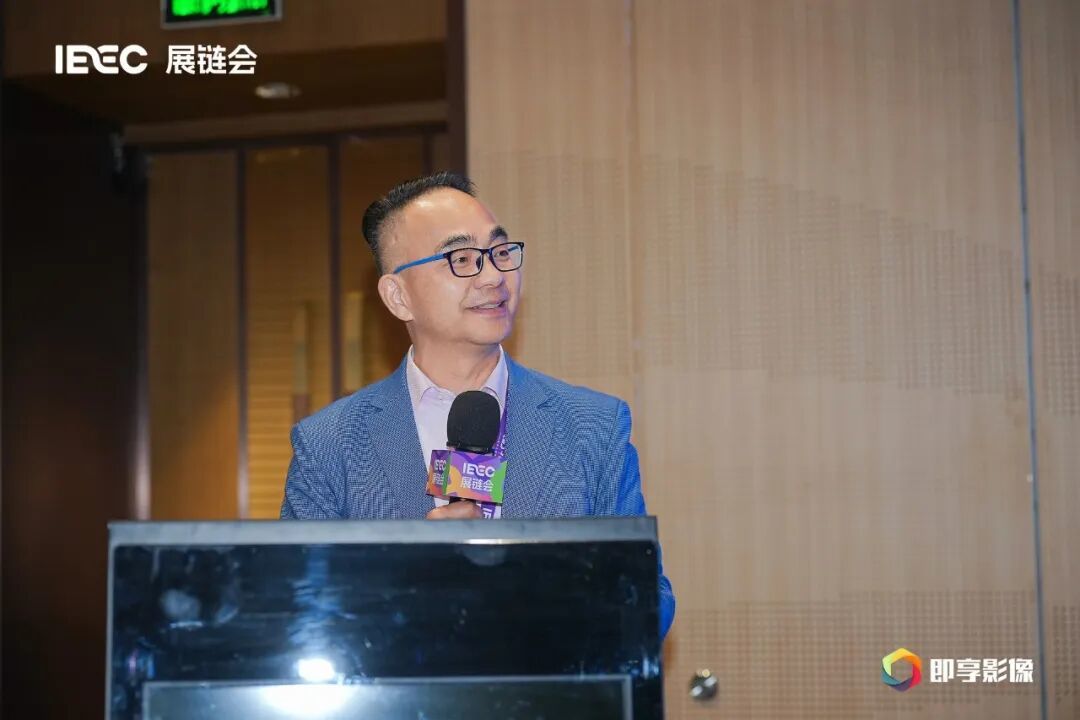 会展BEN主理人许锋主持场馆论坛。