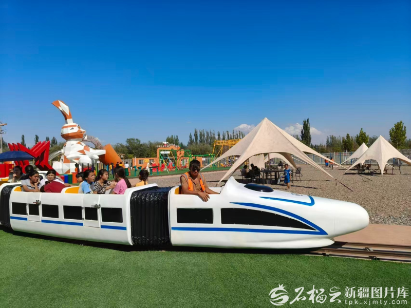 2025年8月6日,在乡村振兴示范村库车市乌恰镇甬库振兴村兔小兔运动乐园,孩子们在开心玩耍。王红丽摄