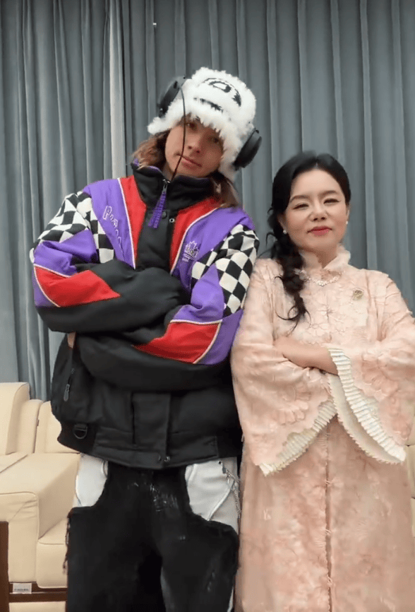 搜狐娱乐讯 近日，龚琳娜晒出与小儿子雅酷一起跳舞的视频，高颜值的混血长相立刻在网上引起热议。