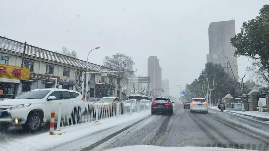 早高峰,风雪兼程 刘国庆摄.jpg