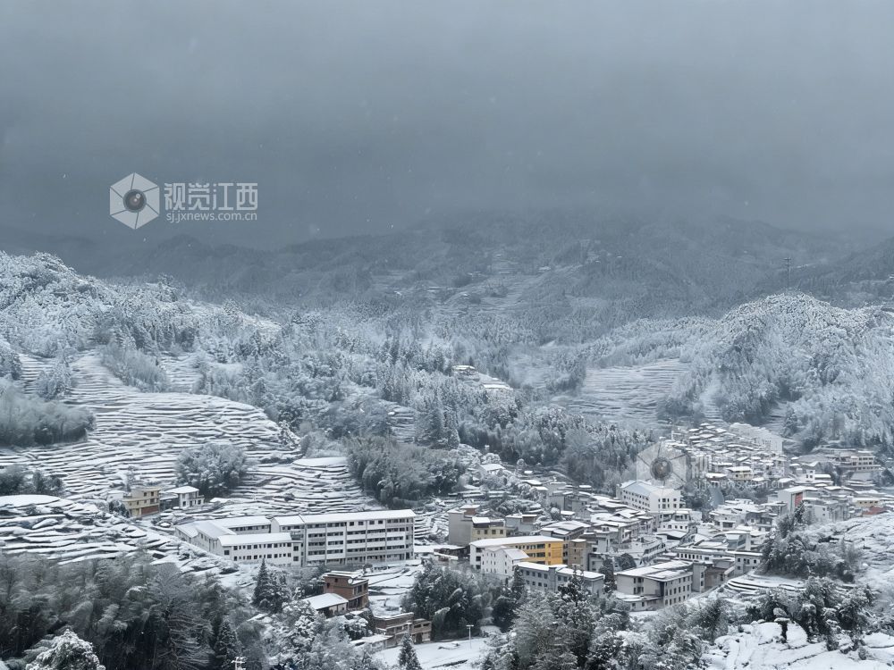 2026年1月21日，江西省遂川县高坪、营盘圩等山区乡镇，黛山、屋舍、田垄皆覆素白，宛如水墨画卷。