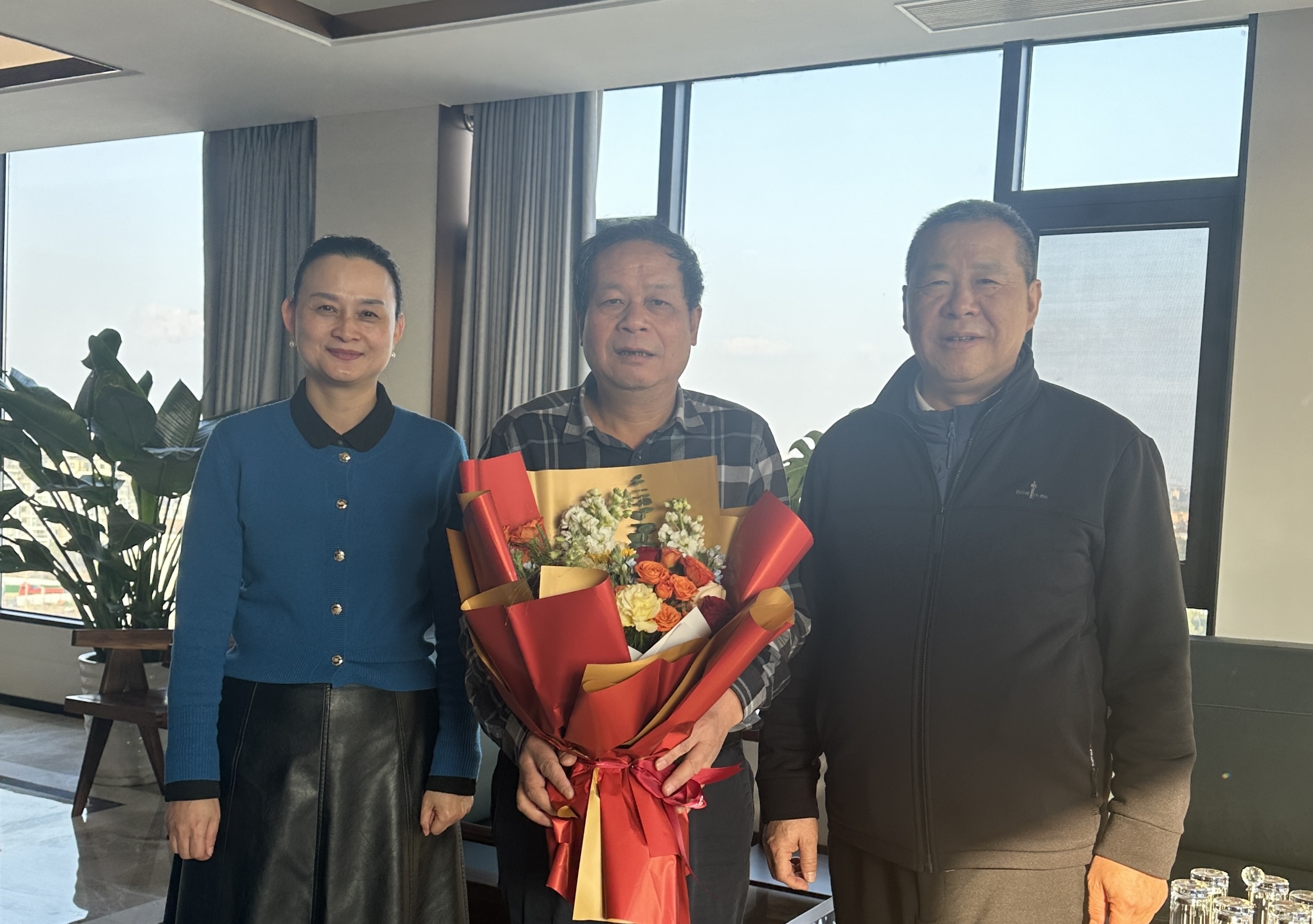 温暖相伴  共赴新程 江北“娘家人”开展“两节送温暖”活动