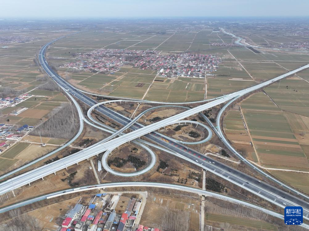 这是1月19日拍摄的京港澳高速跨曲港高速枢纽互通（无人机照片）。