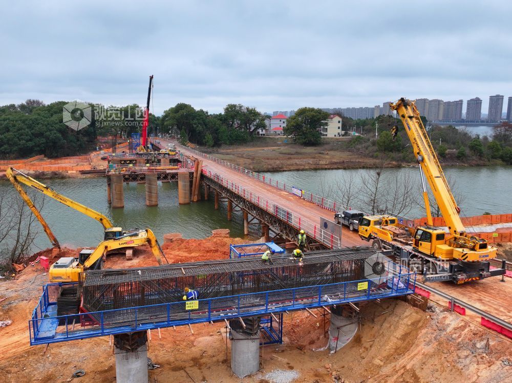 2026年1月20日，江西省吉安市泰和县省道S221改建工程云亭大桥正在建设施工。