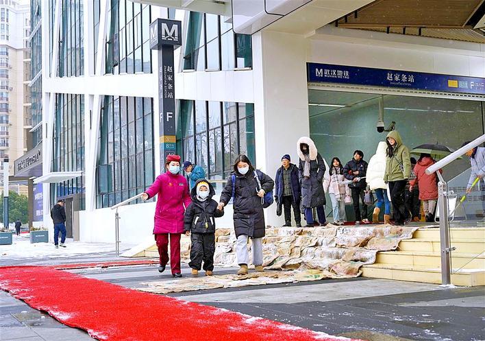 地铁出入口铺上防滑垫