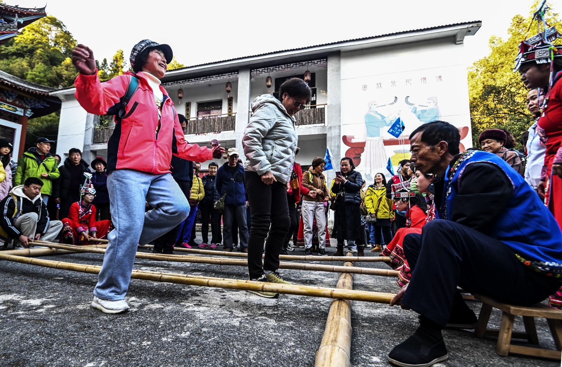 穿畲服、跳竹竿、品美食，游客在资溪新月村感受鲜活民族文化