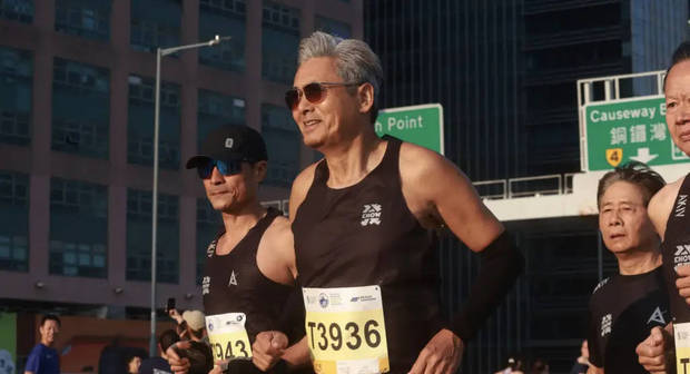 周润发此次回归10公里组别参赛，此前他还定下了80岁半马跑进2小时的长远目标。而且周润发要陪着几位同样年过七旬的艺人朋友一起完赛，并且希望通过这种方式鼓励更多年长的人走出家门一起运动。