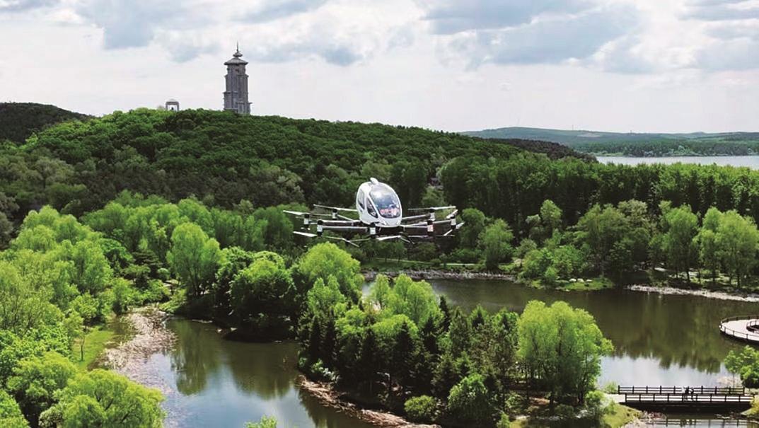 亿航EH216-S无人驾驶载人航空器在净月潭试飞。