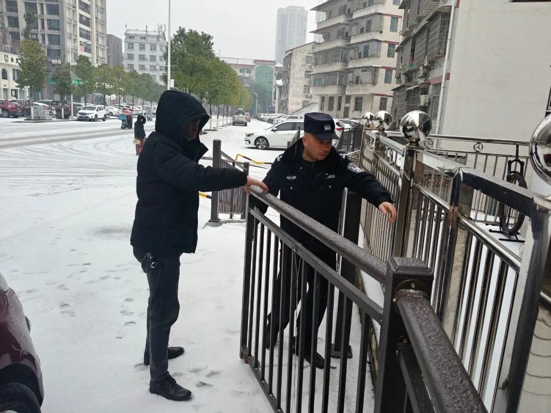 浔阳派出所社区民警汤勇军冒雪开展走访工作，解决群众急难愁盼.jpg