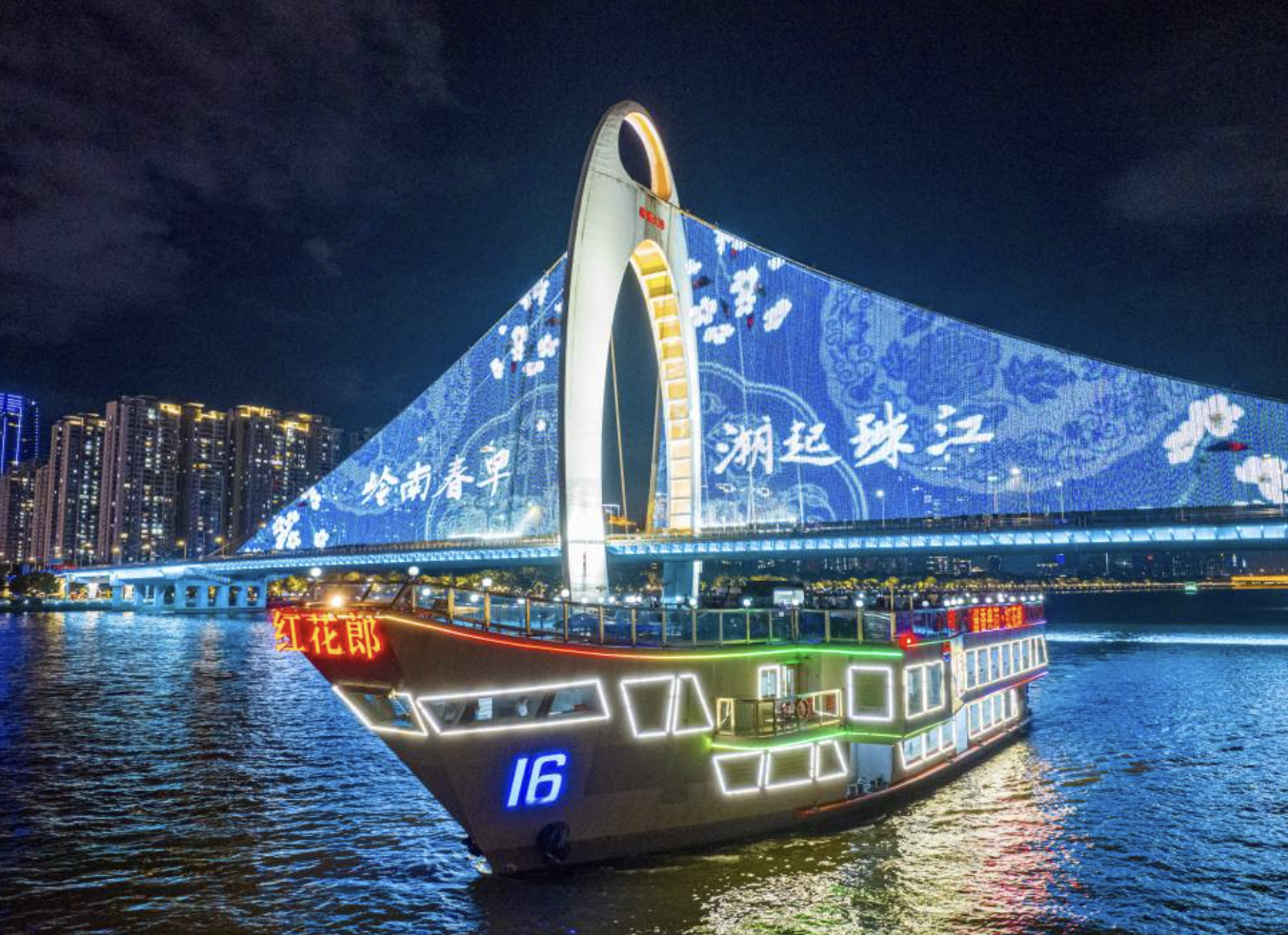 图：游船行驶在广州珠江水面上