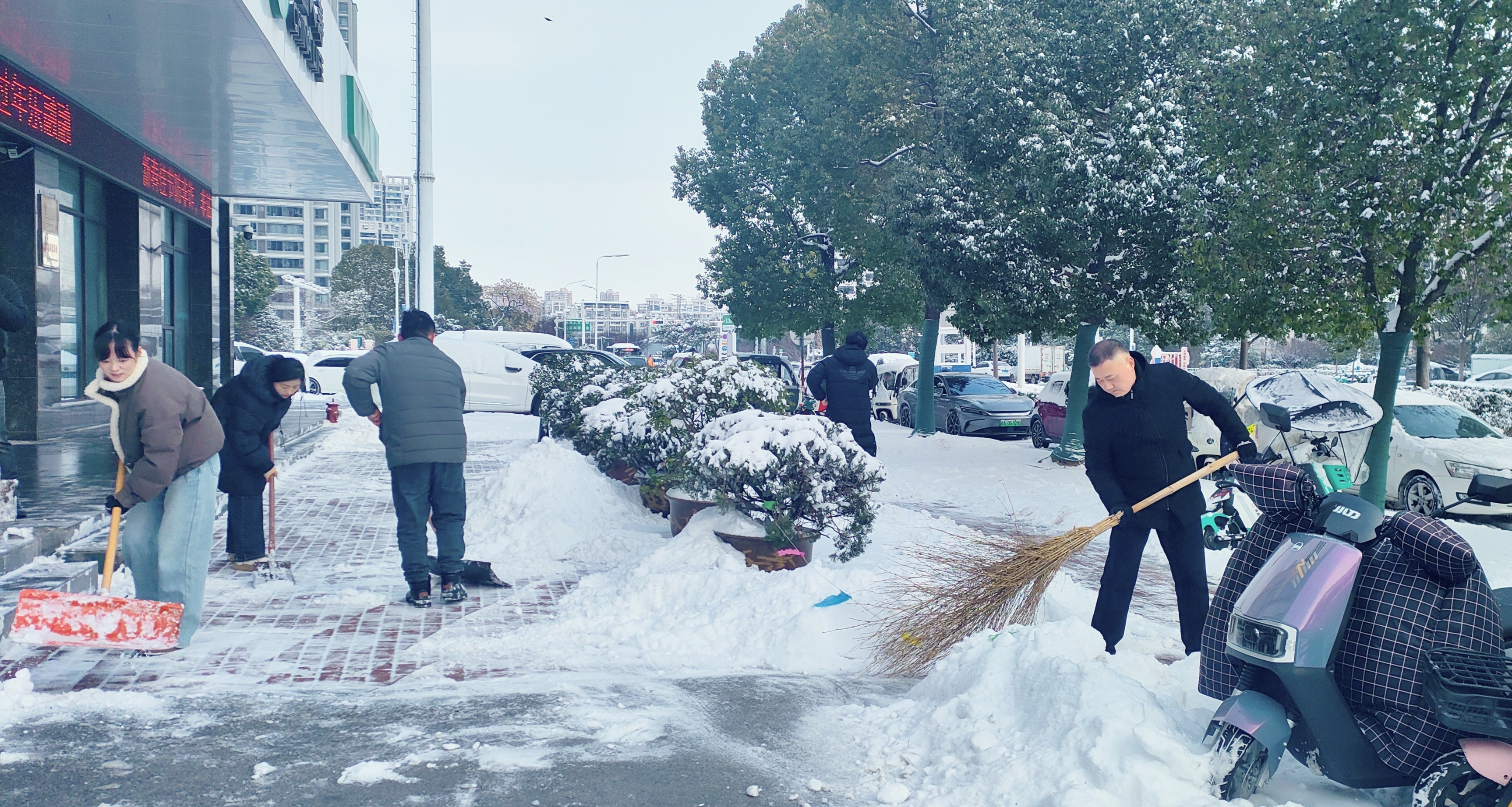 雪漫征途暖相伴！中国人寿“风雪服务”打通民生保障最后一公里