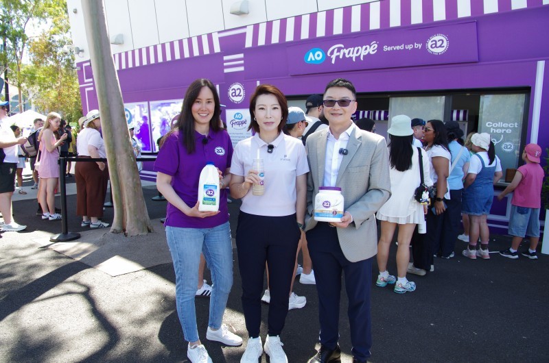 （从左至右：a2公司首席战略官，澳新市场总经理Eleanor Khor、中国著名女子网球运动员郑洁与知名体育主持人、解说员王东）