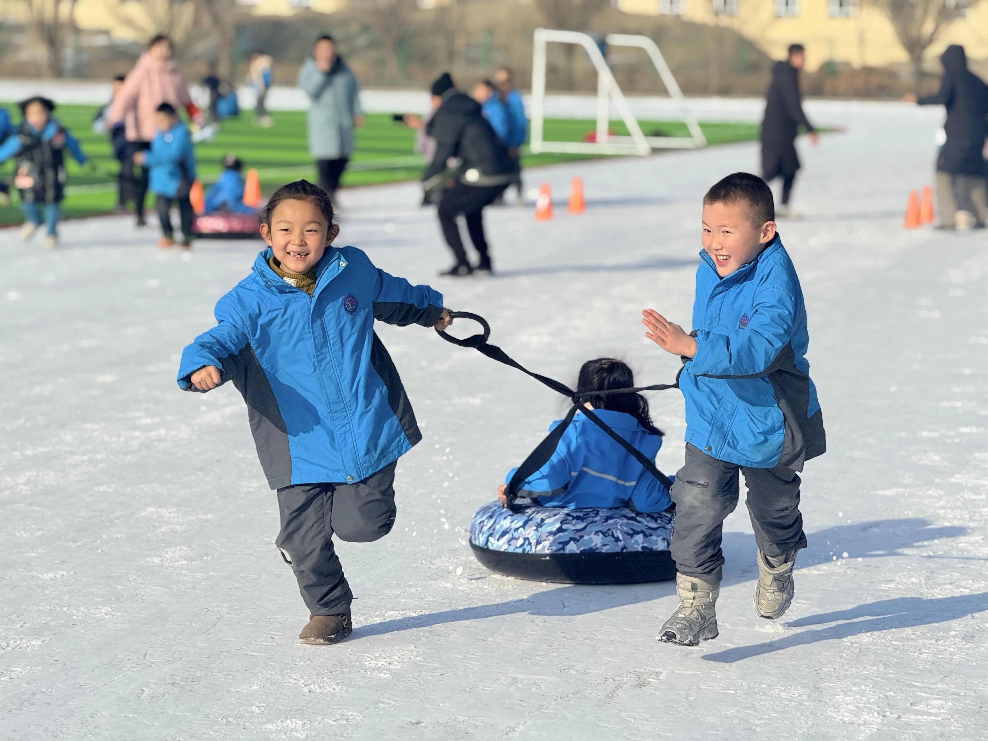 精河县第一小学学生在操场体验雪圈项目。精河县融媒体中心供图