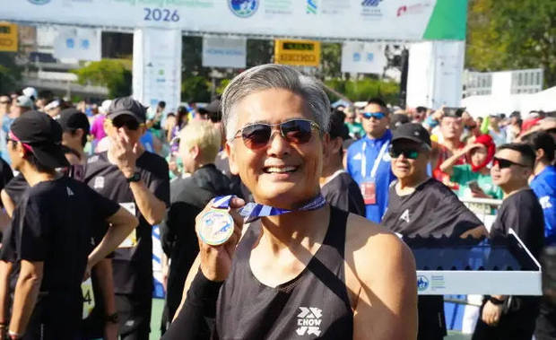 周润发展示自己的奖牌。