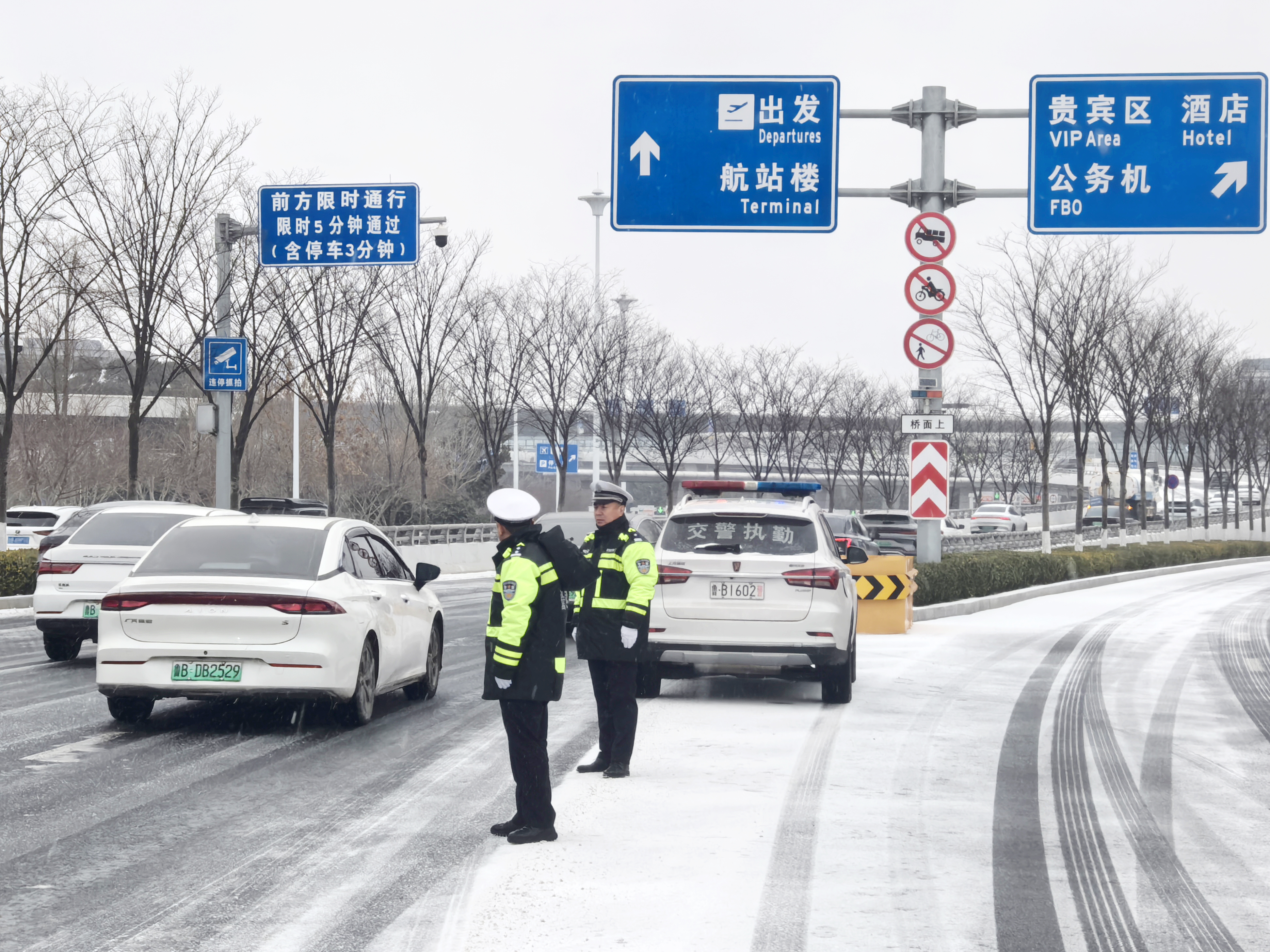 寒潮降雪来袭,青岛公安交管精准防控全力护航道路安全