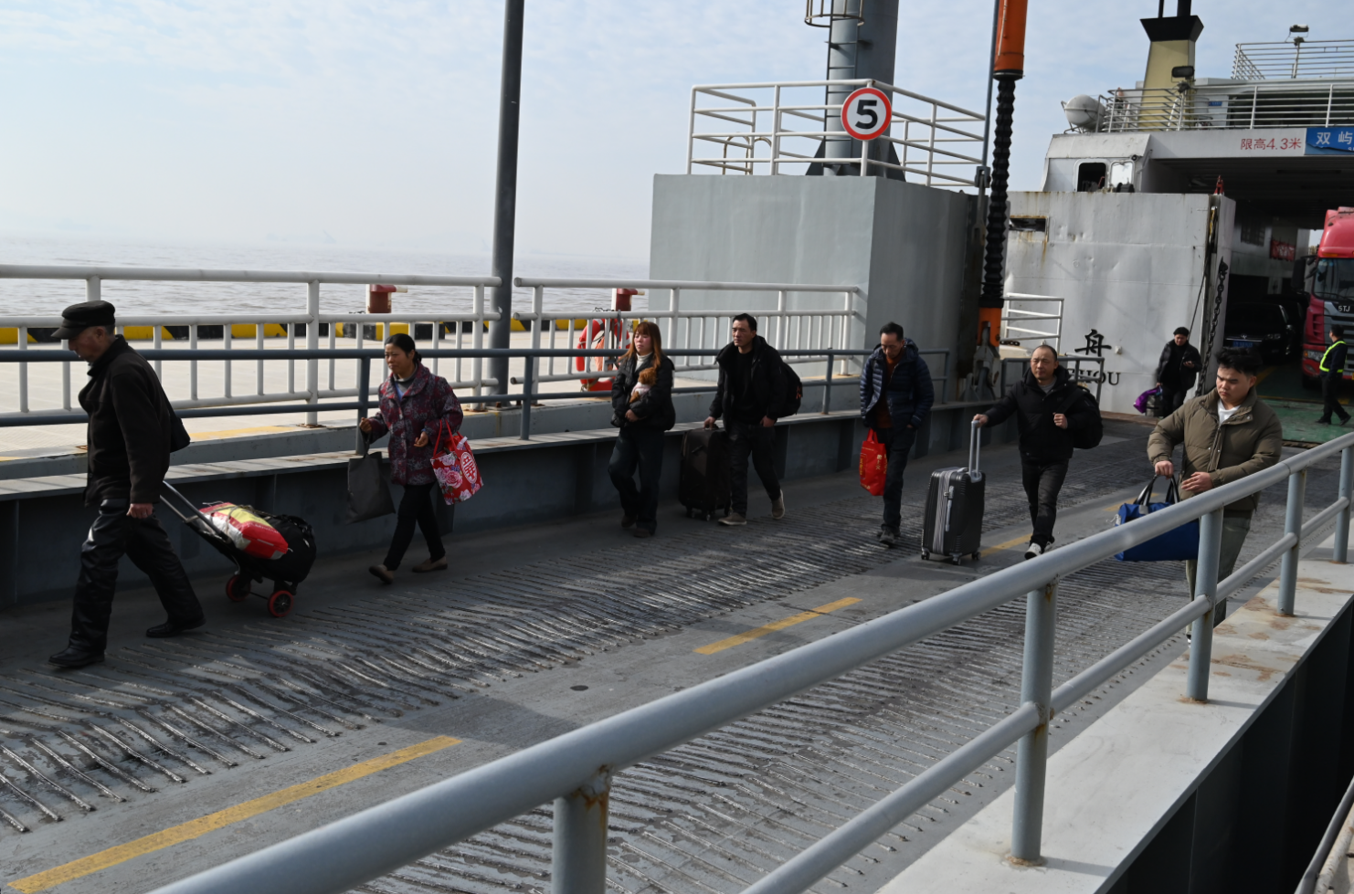 资料图片：2025年春运首日，从舟山六横到达北仑峙头码头的乘客归心似箭（宋兵摄）