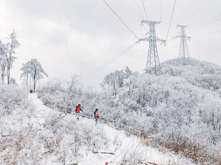 电力人员冒雪巡检线路