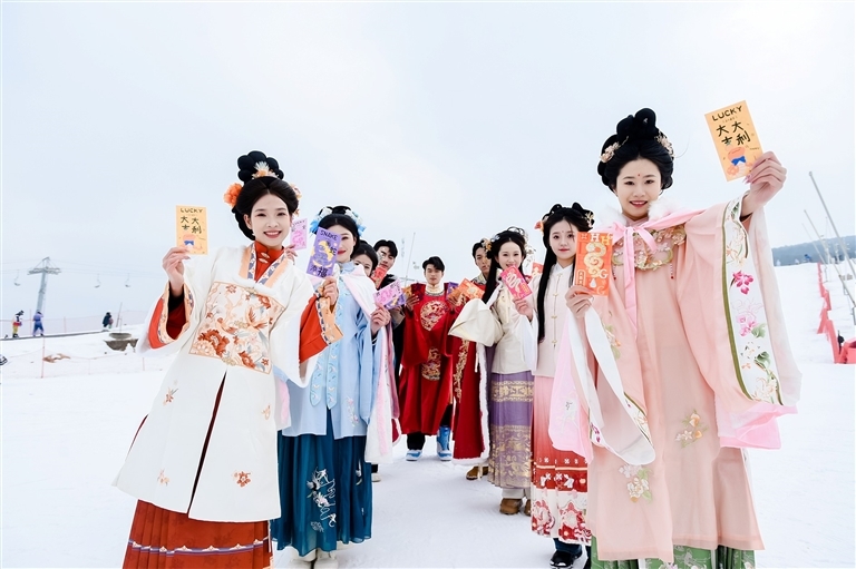 嵩顶滑雪场内多彩活动点燃冬日激情。 嵩顶滑雪度假区供图