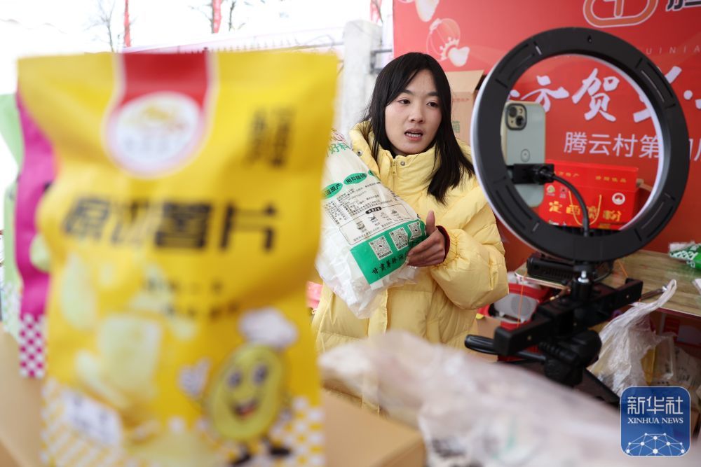 自媒体博主蔡雪芳在年货大集上通过直播带货的方式推介定西宽粉(1月19日摄) 新华社记者 陈斌 摄