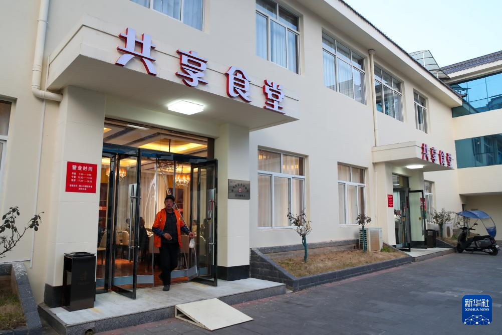 1月17日,一名环卫工人在就餐后离开两当宾馆共享食堂。新华社记者 郎兵兵 摄