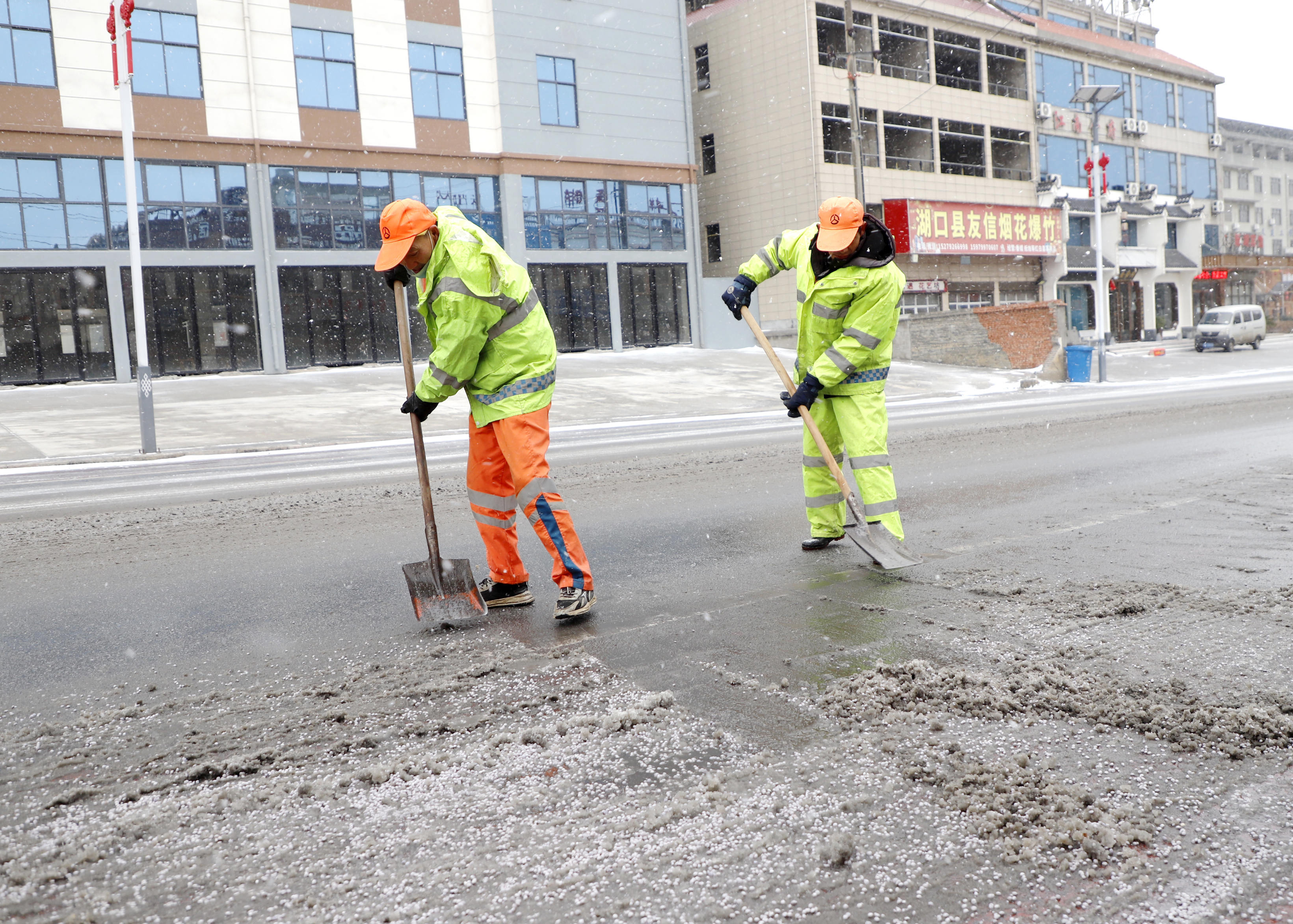 九江湖口：昼夜坚守抗严寒 多措并举保畅通