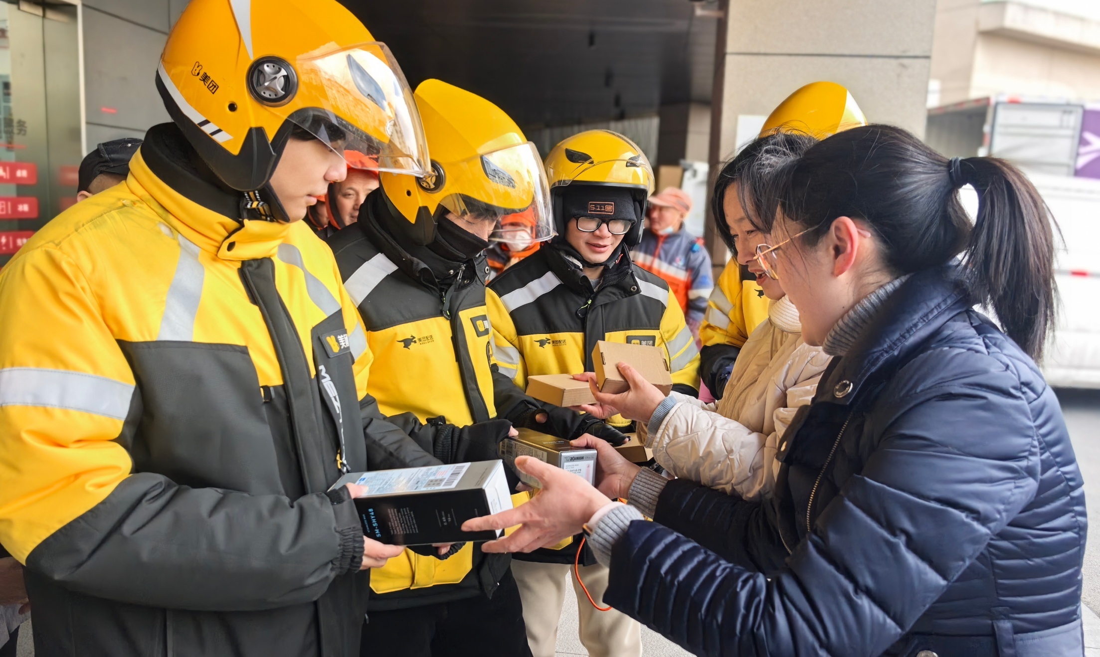 温暖相伴  共赴新程 江北“娘家人”开展“两节送温暖”活动