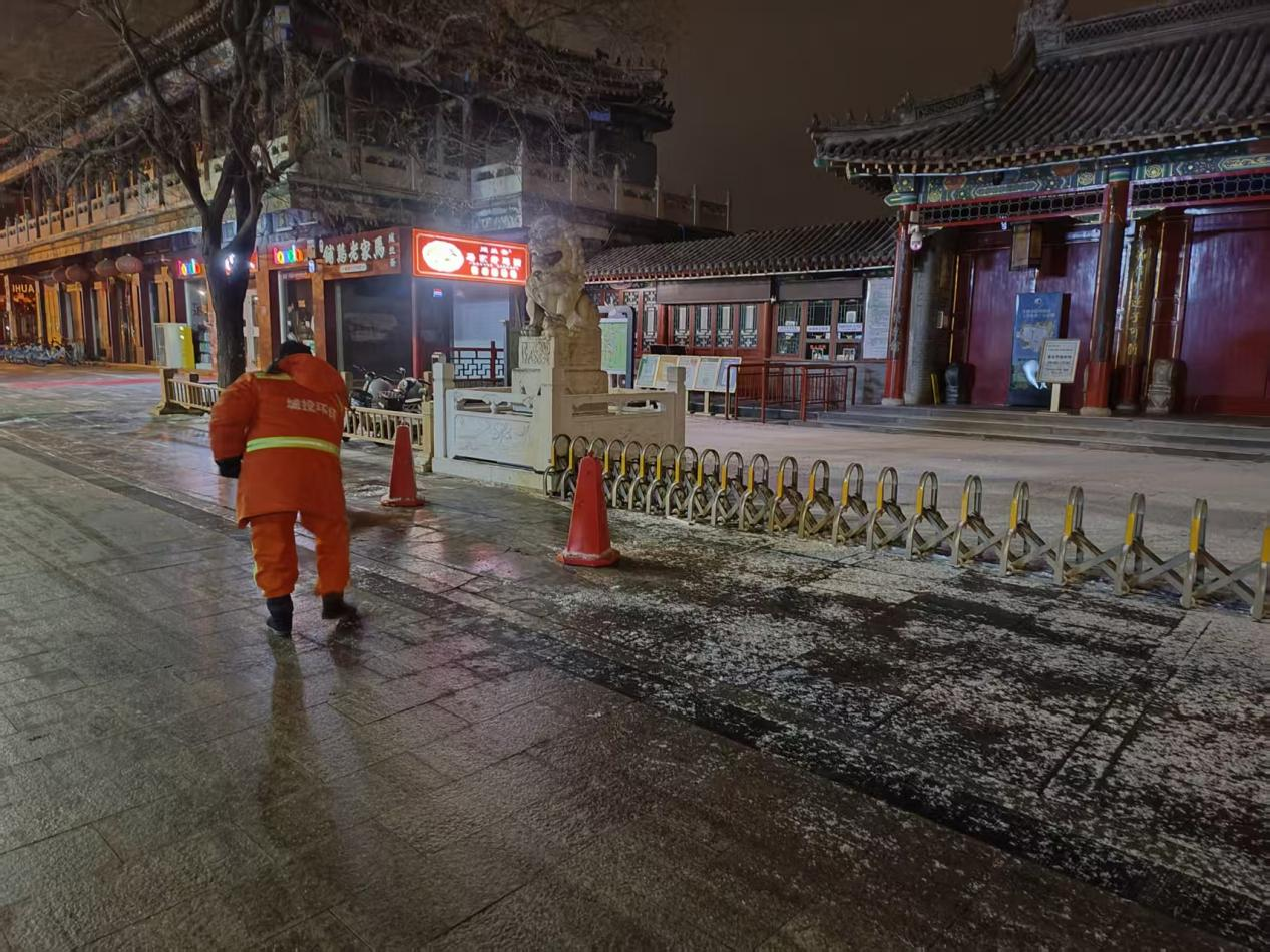 保定：雪染街巷“橙”护归途，环卫人连夜奋战保畅通