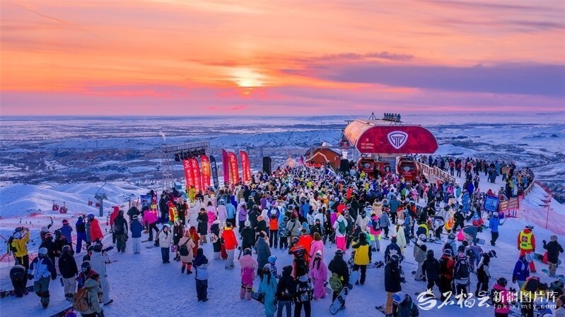 雪友们在将军山国际滑雪度假区雪场上参加夕阳派对。宋湖拉&middot;沙布尔江 摄