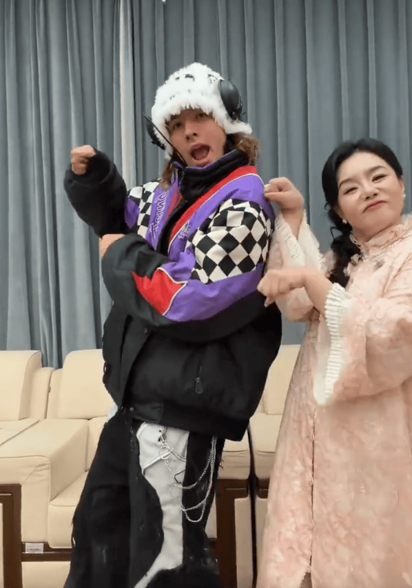 龚丽娜罕见晒出儿子。