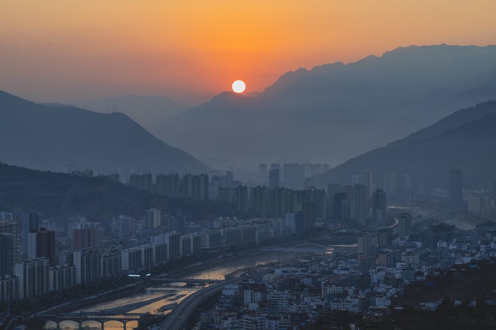 2025年1月1日,甘肃省陇南市区迎来新年第一个日出。冉创昌 摄