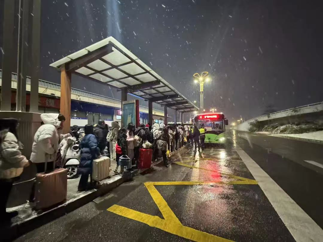 风雪护航暖归人 西安北站全力保障旅客平安出行
