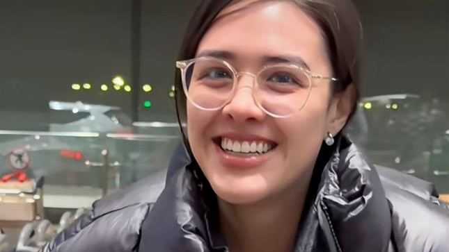 钟丽缇大女儿回北京，零下10度只穿皮夹克，张伦硕把羽绒服脱给她