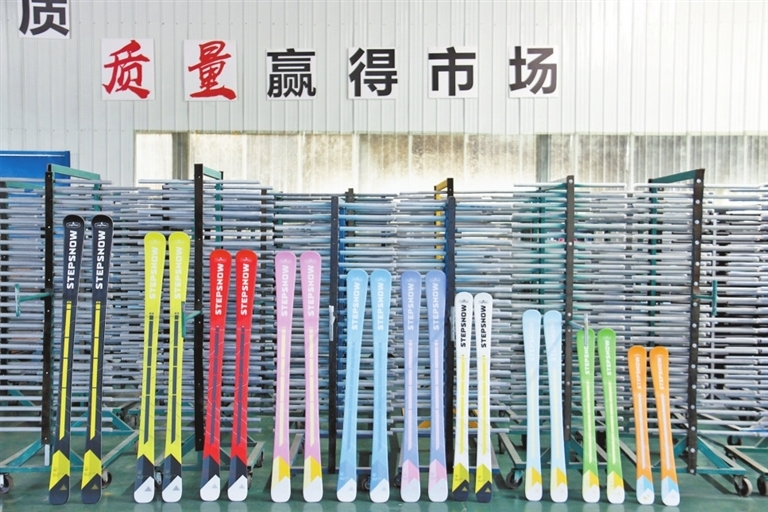 一批批高品质滑雪板从河南巩义发往全国各地。巩义市西村镇供图