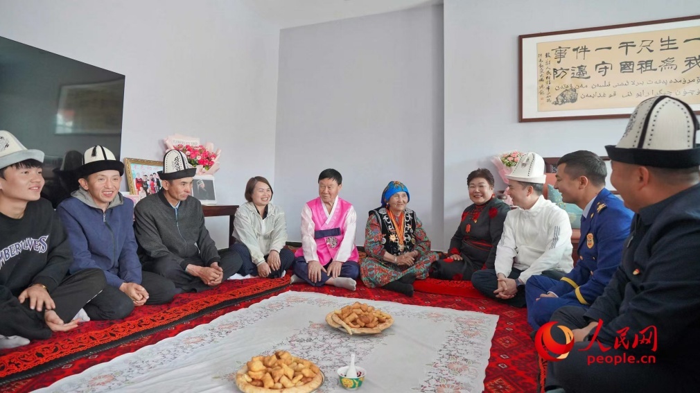 在“人民楷模”布茹玛汗&middot;毛勒朵家中，来自民族地区的英雄模范代表及嘉宾们齐聚一堂。人民网记者 李欣洋摄