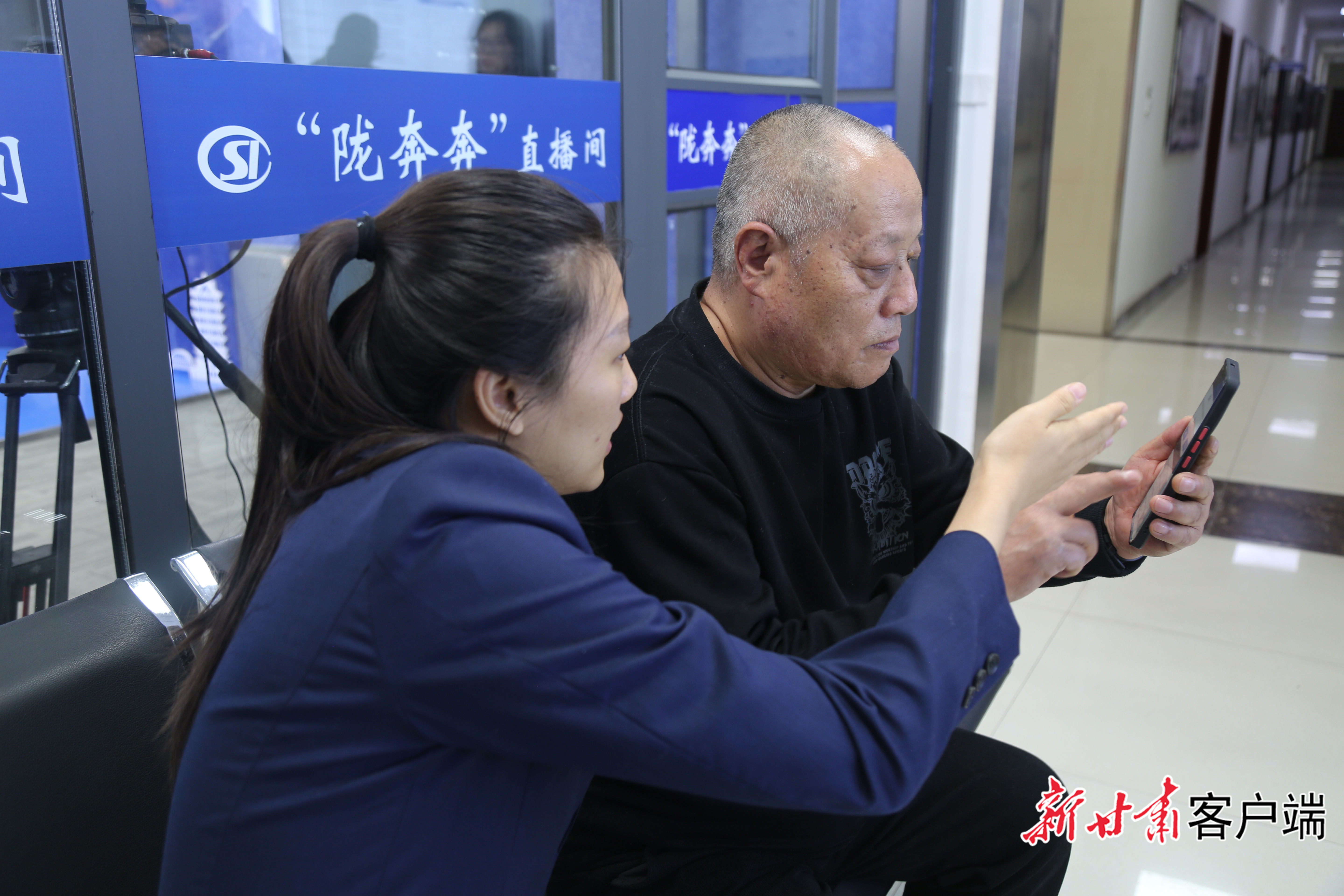 工作人员为群众办理参保业务