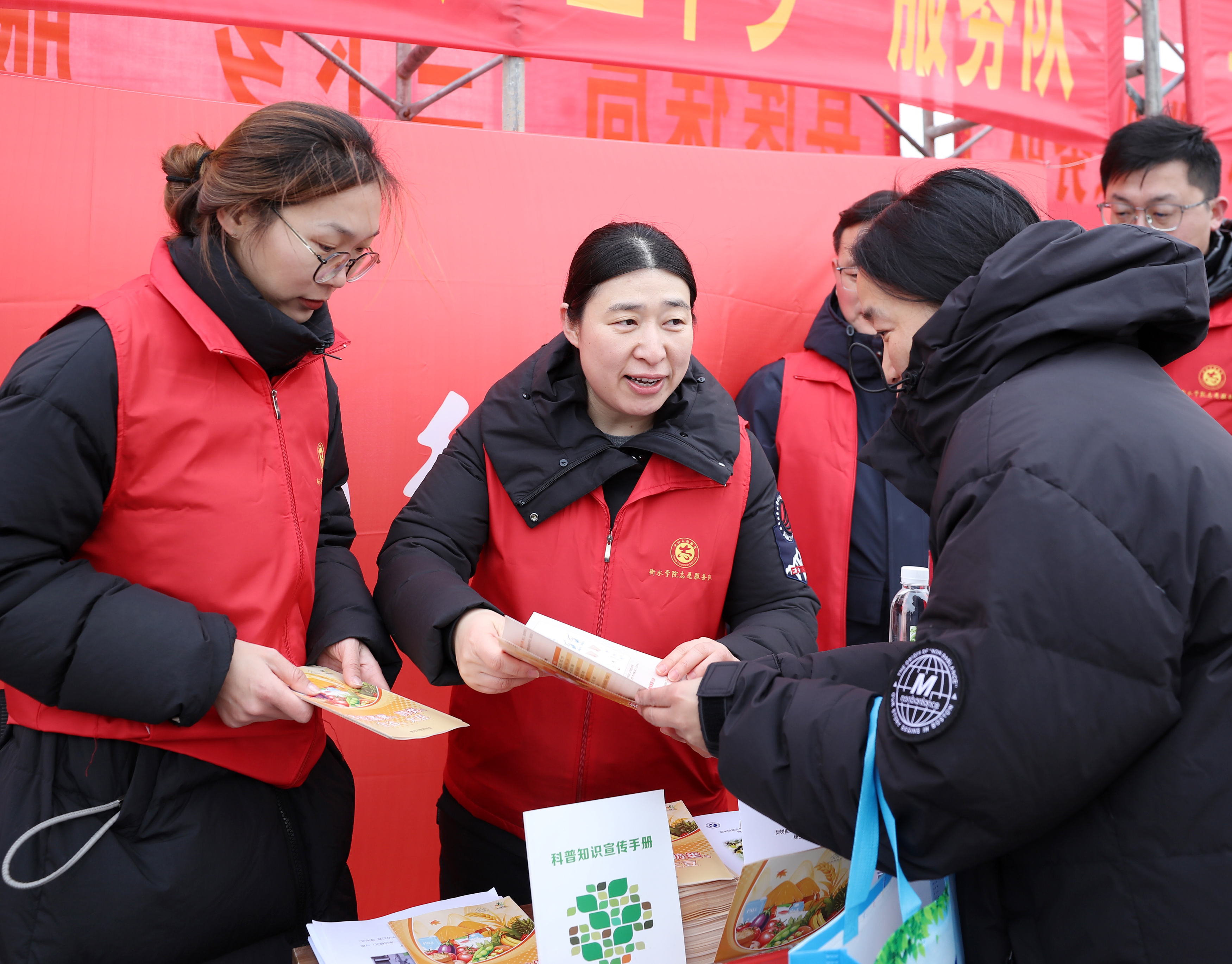 1月16日,河北省衡水市2026年“三下乡”集中示范服务活动枣强县新屯镇宋新屯村主会场,衡水学院科研人员热情地为前来咨询的村民讲解农业生物技术。陈月振 摄