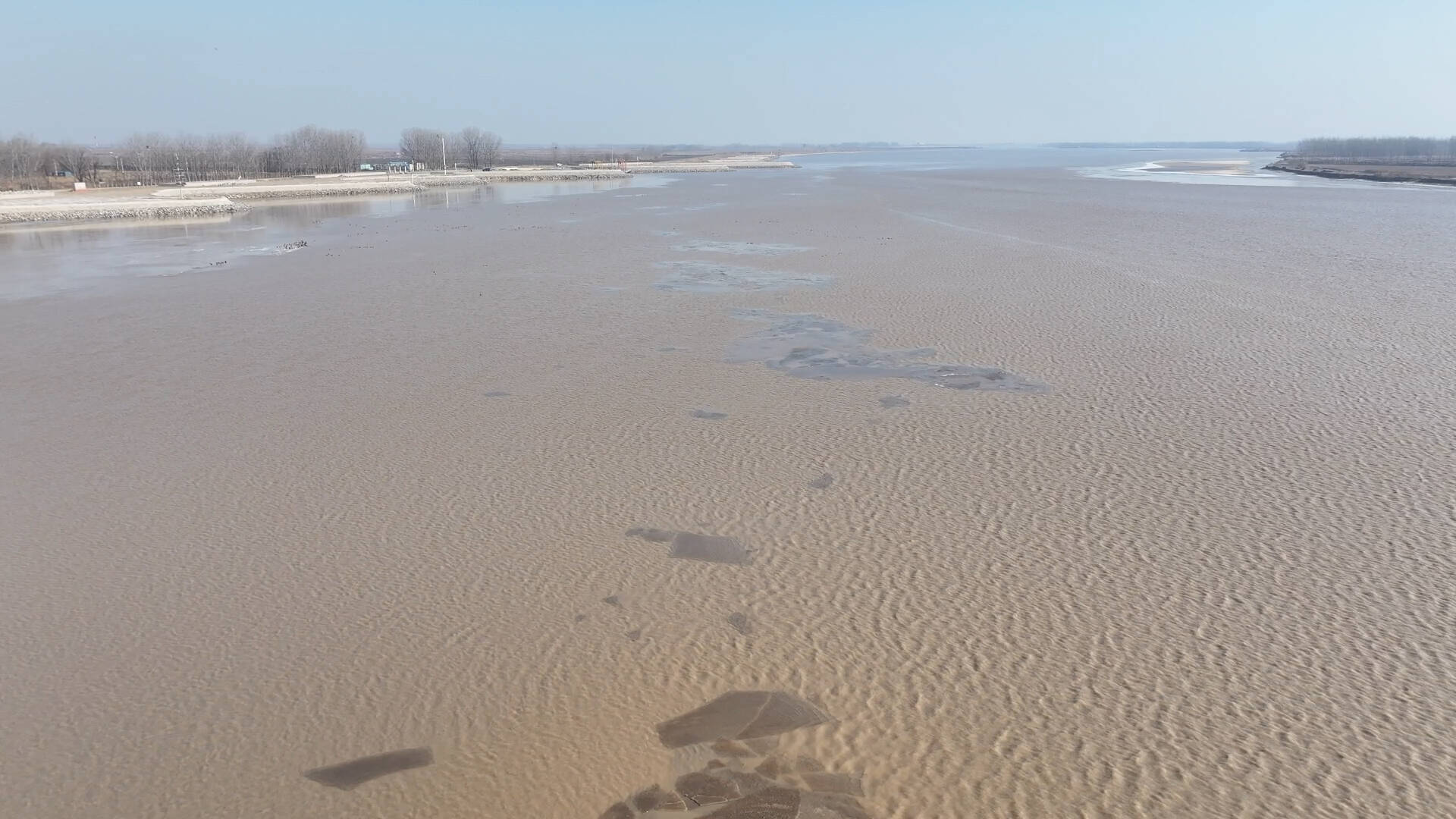 黄河最下游东营段出现今年首次流凌