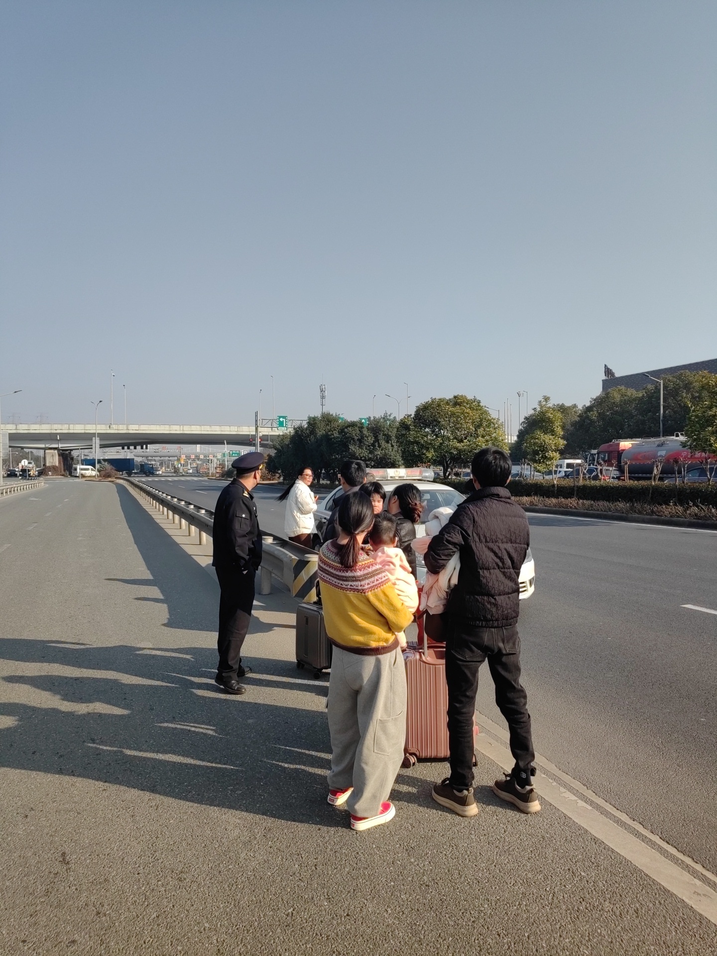 执法有力度 服务有温度——镇海区交通执法队紧急护送赶机乘客获点赞