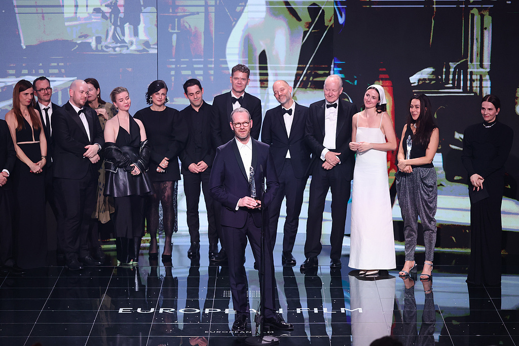 《情感价值》的导演约阿希姆&middot;提尔与剧组成员上台领取最佳影片大奖