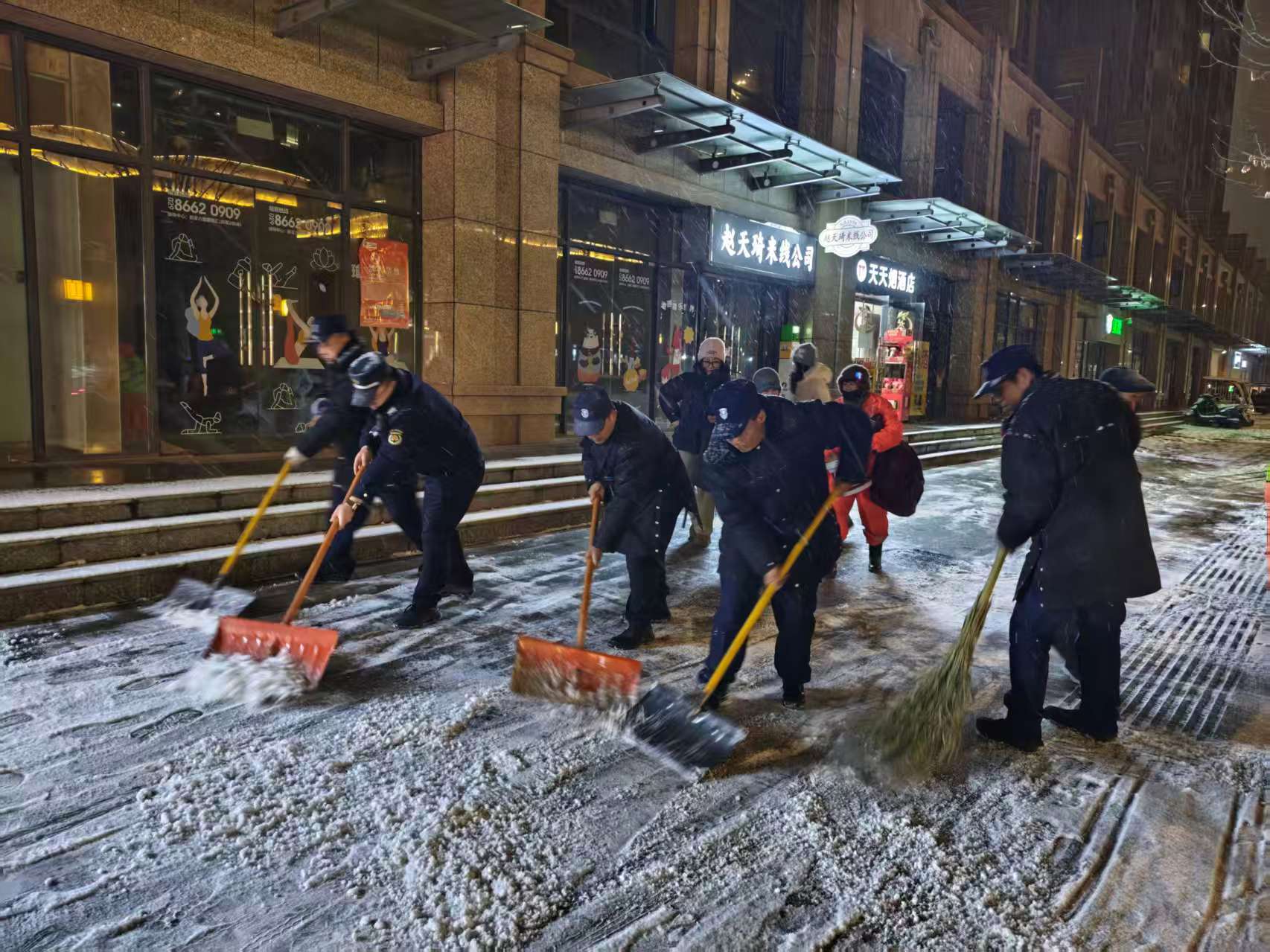 以雪为令显担当 通力协作护民生——浐灞国际港高效应对低温雨雪天气